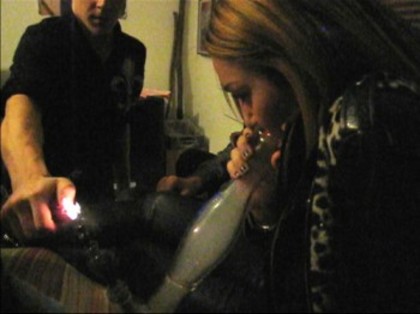 miley_cyrus_smoking_bong - Miley Cyrus Smoking Salvia From A Bong_DROUGS