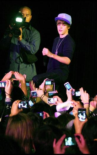 justin-bieber-022410-10