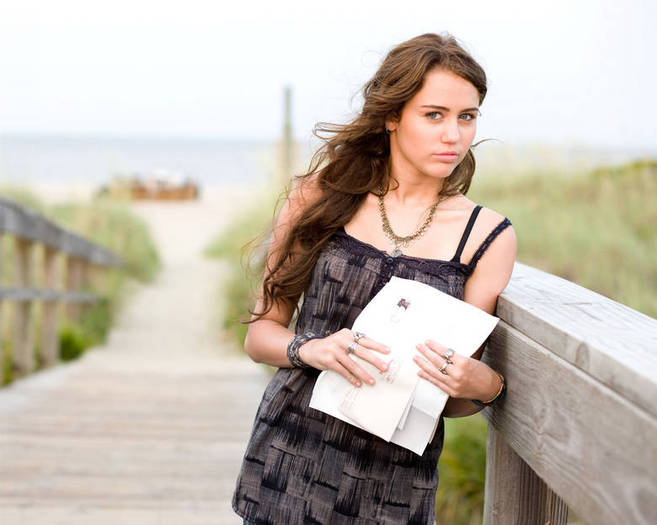 miley-cyrus_COM_thelastsong_moviestills_0431