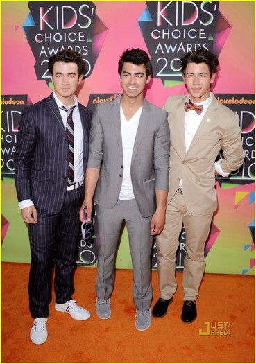 Jonas-Brothers-Kids-Choice-Awards-2010-with-Girlfriends-joe-jonas-11135786-859-1222[1] - Jonas Brothers at Kids Choise Award with Girlfriends