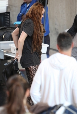 normal_05467_Preppie_Miley_Cyrus_at_LAX_Airport_14_122_417lo