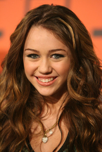 miley-cyrus_dot_com-vh1bigin06-2006dec12_30_