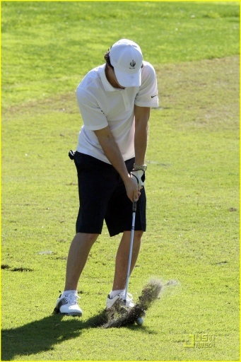 normal_nick-jonas-golfing-guy-13