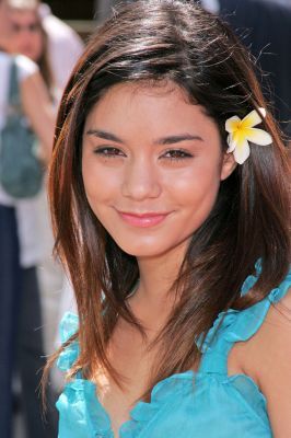 normal_vanessaannehudgens-dot-net_thunderbirdspremiere-la2004july24-002