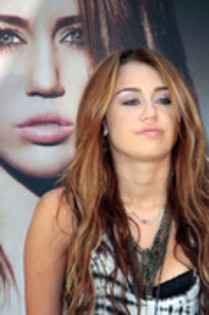 17049996_ZYCAVAMTF - Miley Cyrus Presents Can t Be Tamed in Madrid