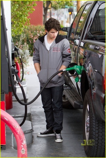 normal_nick-jonas-gas-station-09 - nick-gas station-i love these photos