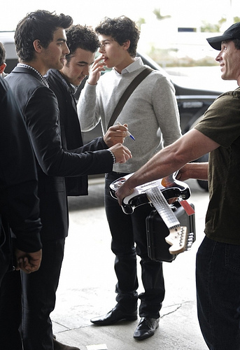 Jonas Brothers at the LAX Airport (16)