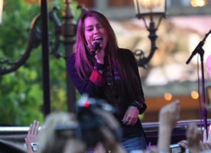 Miley Cyrus (12) - 0 Miley Cyrus-Mitchel Mussos Free Concert at The Grove 0