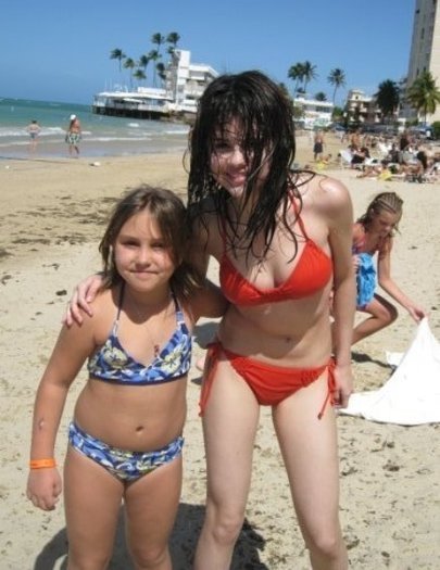sel on the beach - Selena Gomez