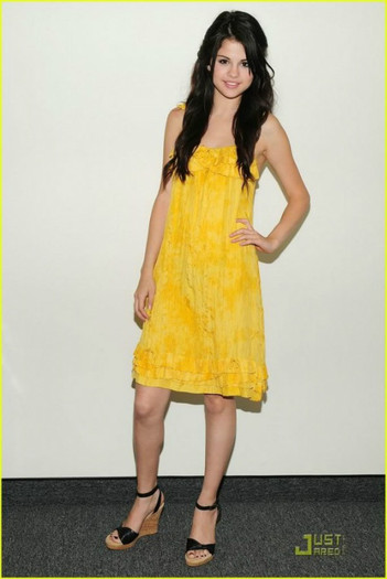 Selena_Gomez_1242827334_0[1]