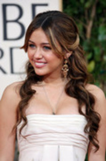 15824174_PNTHETCWB - miley cyrus Red carpet arrivals for 66th Annual Golden Globe Awards
