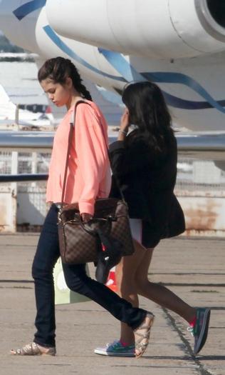 41927PCN_Meester02 - Selena Gomez Heads To South Of France