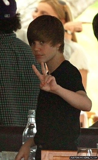-- 2 -- - Justin Bieber Out for Lunch in Sydney