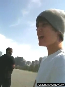 Justin-Bieber-in-Tokyo,-Japan[www_savevid_com]_mp4_000024357