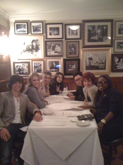 Dinner with Andrew, Lacey, Paige, Soibhan, Tim and Daniel. - 0 - Ayee _ xD