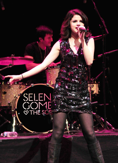 41788832_YZWOVVUEF - selena gomez concertes