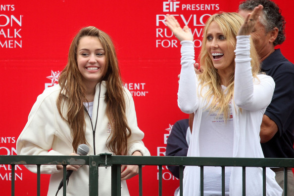 16th Annual EIF Revlon Run Walk Women r8v_0YALNwMl - paparazzi pics