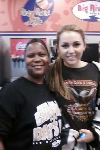 Neeew Piiic:xxD - x Miley with her fans x