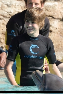 16178181_CFMNKEVXV - Justin Bieber in water with dolphin