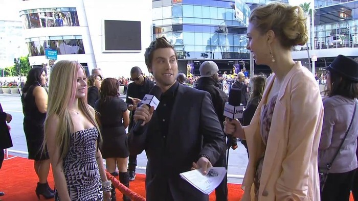 bscap0007 - 2010 - American Music Awards - Red Carpet Interview 01 - Captures by me