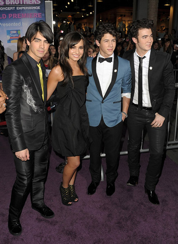 jonas-brothers-premiere-with-demi