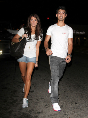 normal_Ashley Greene Joe Jonas Ashley Greene LA hmJctF8mD-Il