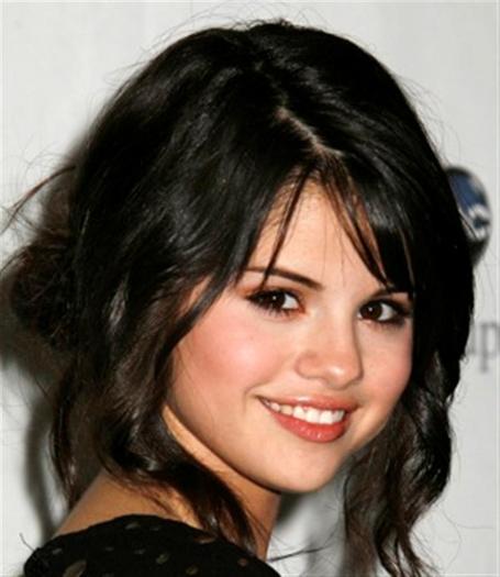 Selene-Gomez_flickr_GirlintheGreenScarf-Custom