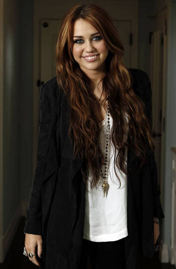 Miley-Cyrus_COM_LastSongPressConference_PhotoSession_06 - The Last Song Press Conference - March 13th 2010 - Photo Session