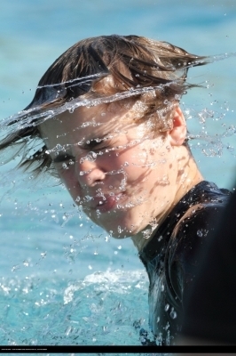 16179022_CILOEMQJK - Justin Bieber in water with dolphin