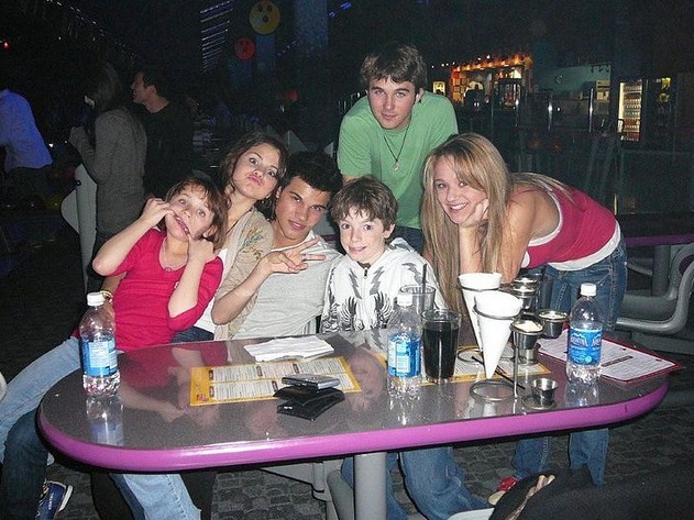 Me Taylor Lautner, Joey & Haley King, Hutch Dano and Jason Spevack bowling in Canada 2