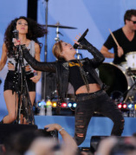 17025060_XMXLYQFXP - Miley Cyrus Performs On ABC s Good Morning America-June 18 2010