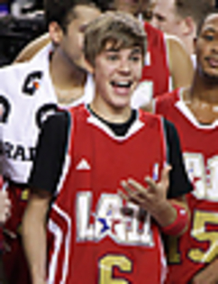thumb_nbaallstar_3 - Justin plays basketball