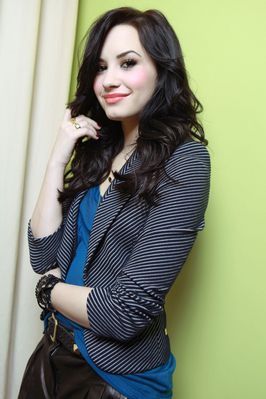 Photoshoot-demi-lovato-17651569-266-399