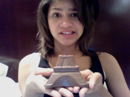 3 oops___whatever its so good!YUUUMM CHOCOLATE - A battle with a chocolate haha