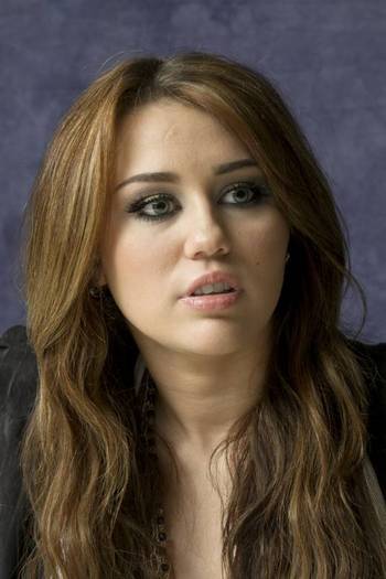 Miley-Cyrus_COM_TheLastSongMunawarHosainPortraitShoot_13March2010_110