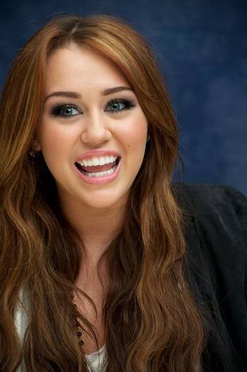 Miley-Cyrus_COM-TheLastSongPressConference-2010mar13-000 - The Last Song Press Conference - March 13th 2010