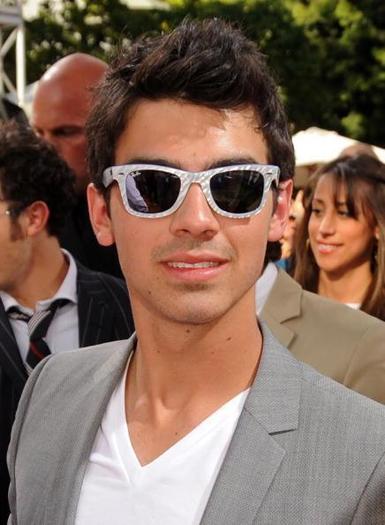 KCA-2010-27-3-joe-jonas-11150550-436-594[1]