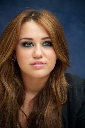 Miley-Cyrus_COM-TheLastSongPressConference-2010mar13-005 - The Last Song Press Conference - March 13th 2010