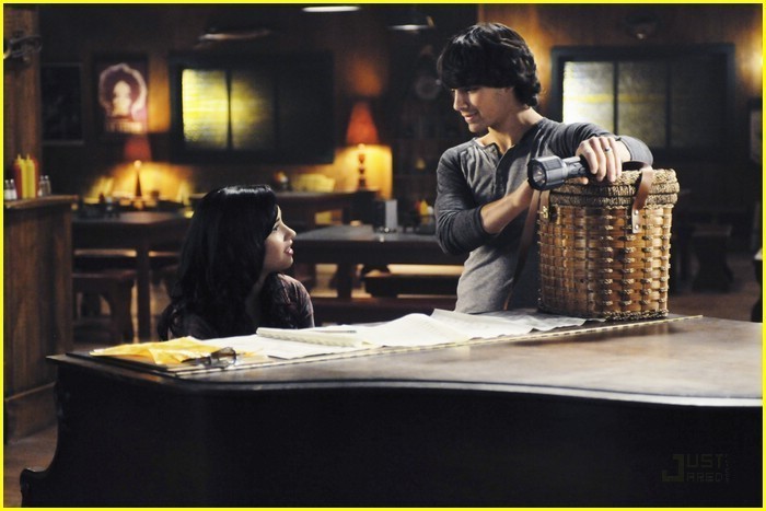 New-Camp-Rock-2-stills-camp-rock-2-13453706-700-467