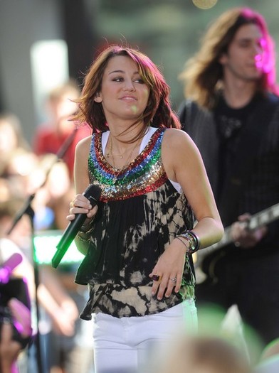 Miley+Cyrus+Performs+NBC+Today+Show+QyxJJJaYmxvl