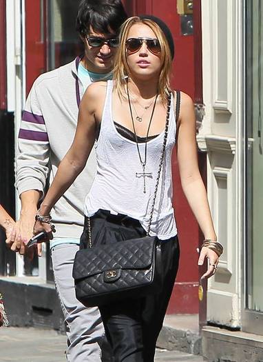 Miley-Cyrus_COM_ParisFrance_4Sept2010_07