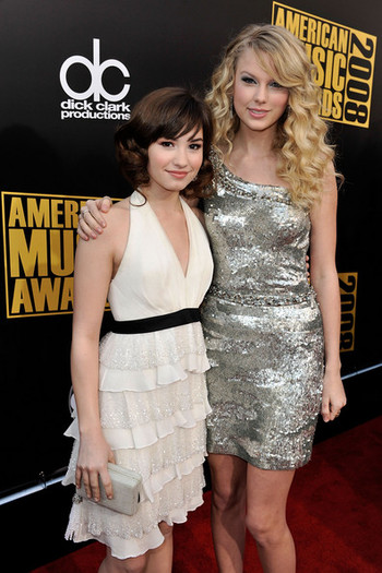 2008+American+Music+Awards+Red+Carpet+Arrivals+v0y4TpZdQ-Wl - Demi Lovato and Taylor Swift