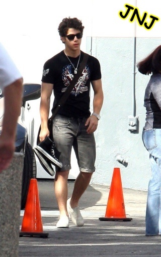 normal_nick-jonas-032010-9[1]