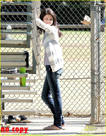 selena-gomez-baseball-game-2