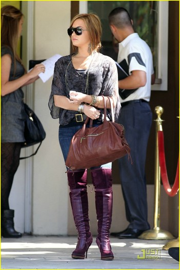 demi-lovato-purple-boots-03