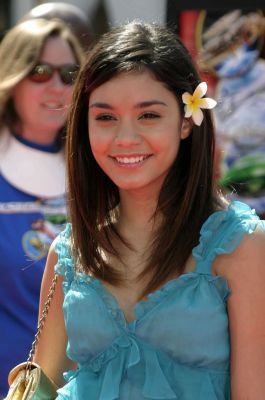 normal_vanessaannehudgens-dot-net_thunderbirdspremiere-la2004july24-052