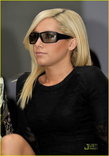 ashley-tisdale-burberry-event-00