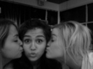 Guurl`s Are Kissing Miley. I Wanna Be There Too!