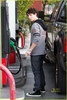 normal_nick-jonas-gas-station-06