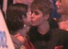 Justin_Bieber_Selena_Gomez_kiss[1]